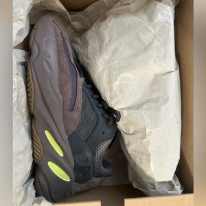 Adidas Yeezy boost 700